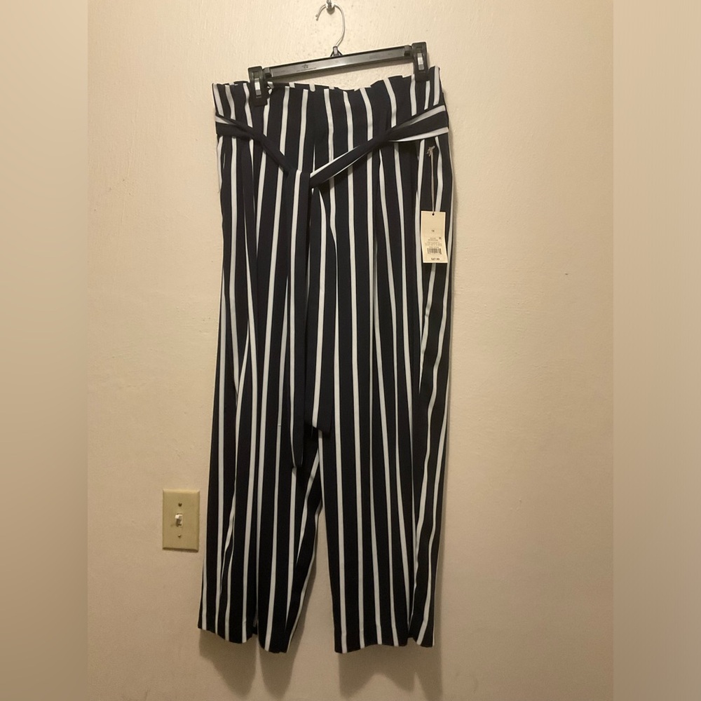 NWT Navy blue and white Wide leg stripped pants. Feminine striped pants, elegant